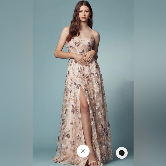 Beautiful pink dress with floral appliqué - Picture 3 of 5